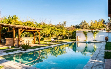 Piscina con bar, baños y vestuarios